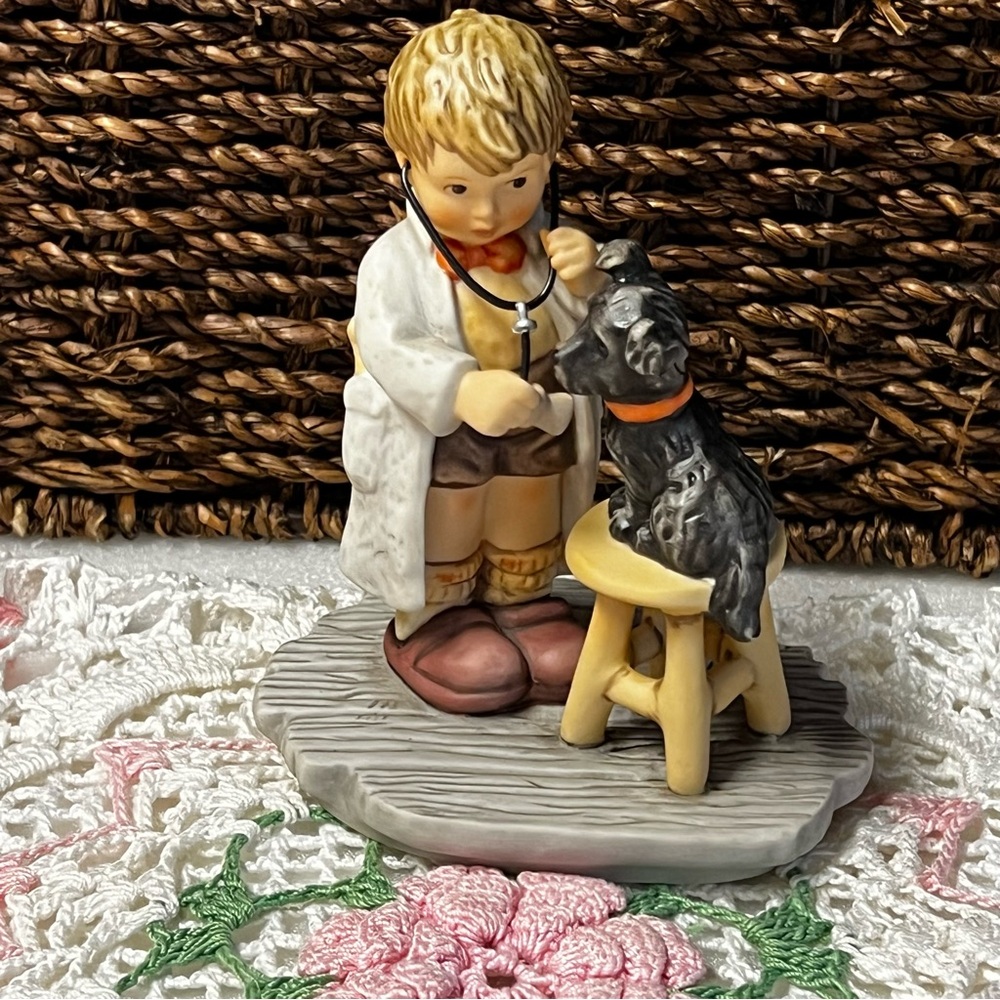 Berta HUMMEL Goebel Figurine The Doctor’s In (BH 9) Vintage 1996
